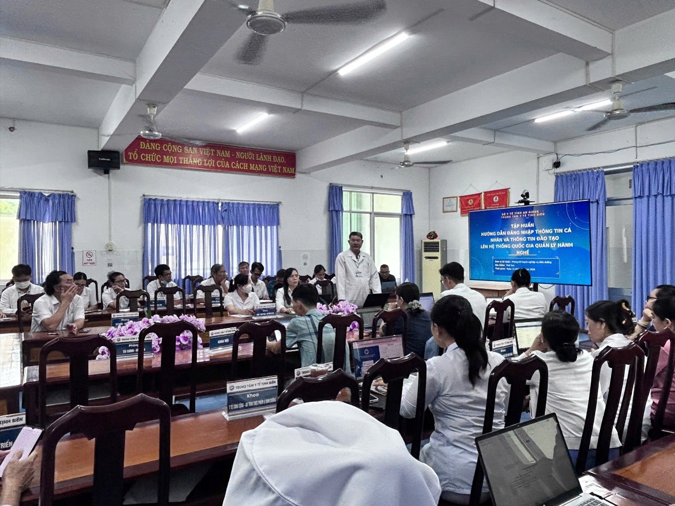 Trung tâm Y tế Tịnh Biên tổ chức tập huấn hướng dẫn đăng nhập và cập nhật thông tin lên hệ thống quốc gia quản lý hành nghề